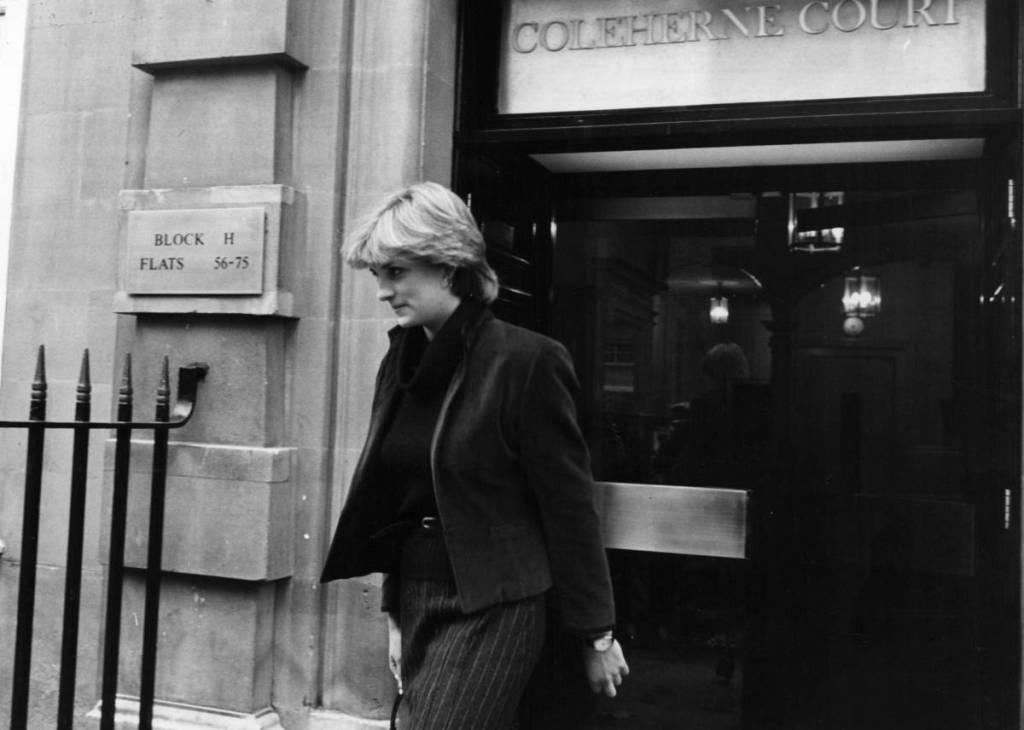 Prinses Diana verlaat Coleherne Court in Kensington