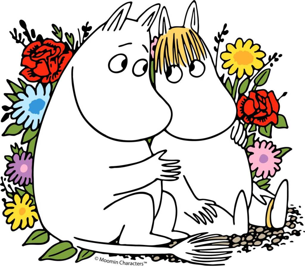 Zwei Mumins saßen zusammen vor einem Blumenarrangement