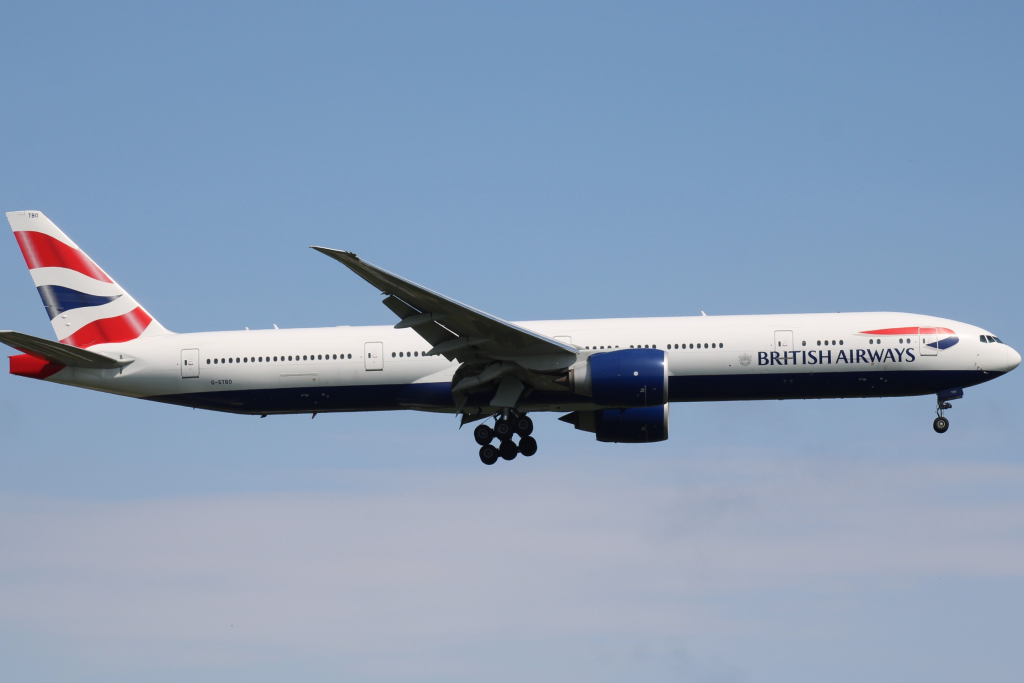 Ein Flugzeug der British Airways am Himmel