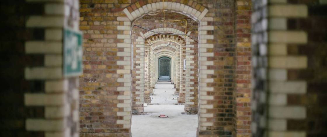 A quasi 2.000 anni dalla fondazione di Londinium da parte dei coloni romani, il London Museum apre al pubblico una rete di volte sotterranee, a lungo perduta, sotto Smithfield per far rivivere la storia delle origini della città