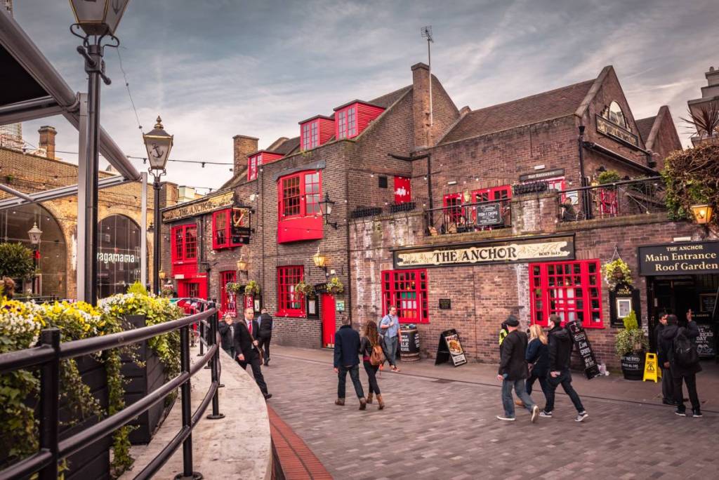 Persone che passano davanti al pub The Anchor a Londra