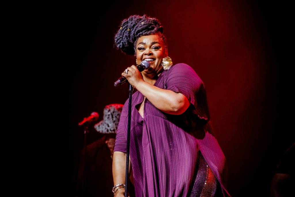 Jill Scott bei einem Live-Auftritt in einem lila Outfit in Rotterdam im Jahr 2023