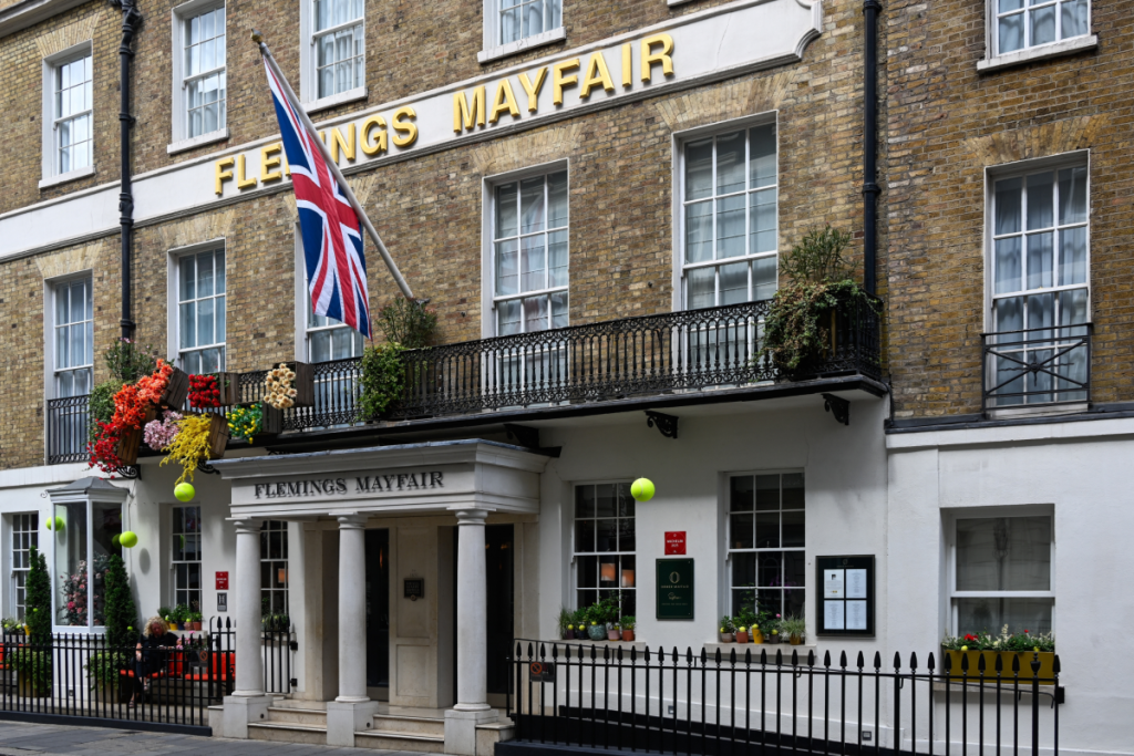 Die Fassade des Flemings-Hotels mit einer Union-Jack-Flagge über dem Eingang