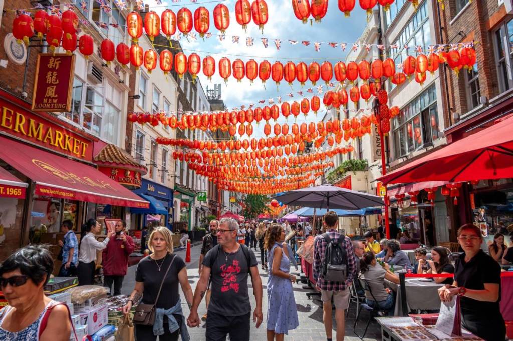 Blick auf das belebte Chinatown in London, England.