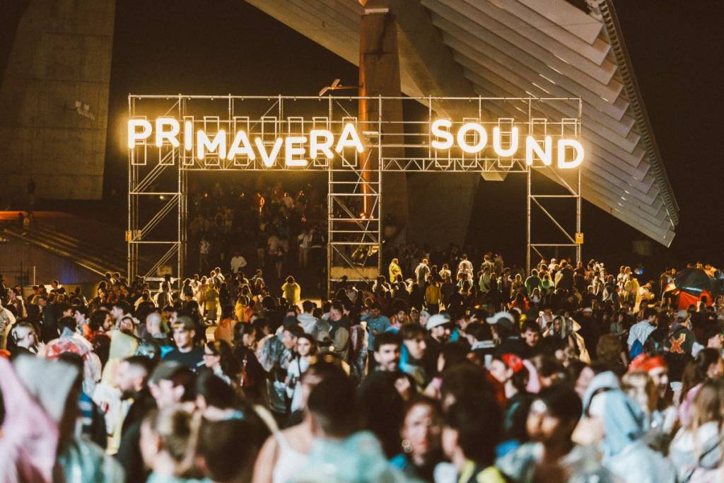 asistentes al festival bailando en el escenario del Primavera Sound