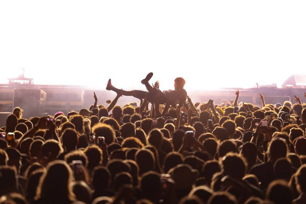 asistentes al festival bailando en el Primavera Sound 