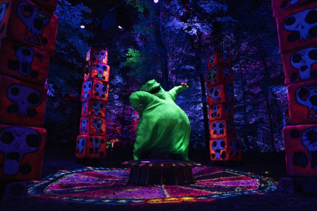 un personaggio tratto da “L’incubo prima di Natale” di Disney e Tim Burton in mezzo agli alberi del percorso luminoso