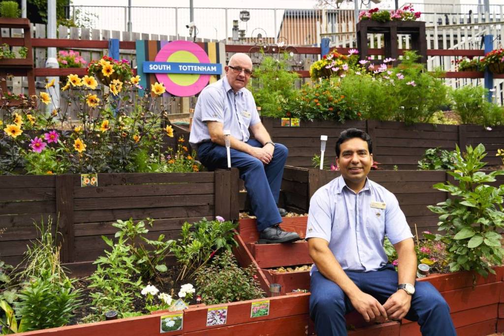 Die Bahnhofsmitarbeiter Azaz Khan und Ray McDonagh haben eine große Brachfläche am Bahnhof South Tottenham umgestaltet