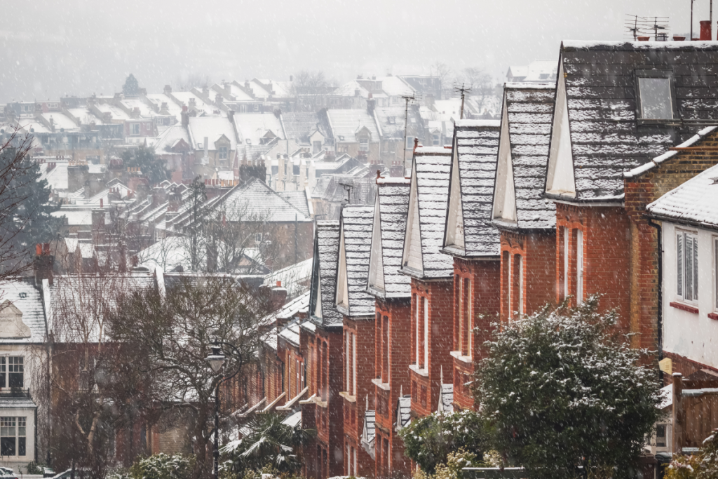 Una fila di case innevate a Londra