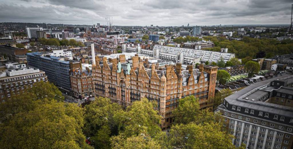 una foto aerea che mostra il Kimpton Fitzroy London Hotel che spicca tra gli altri edifici circostanti
