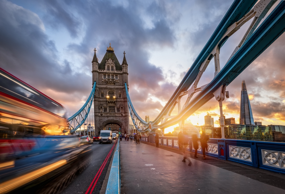 Die Tower Bridge in London mit Zeitraffer-Aufnahmen des Verkehrs und Blick auf den Shard bzw. die Skyline