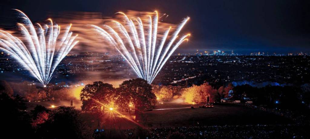 scintillii di colore nel cielo notturno nell’ambito del festival dei fuochi d’artificio e dei droni all’Alexandra Palace
