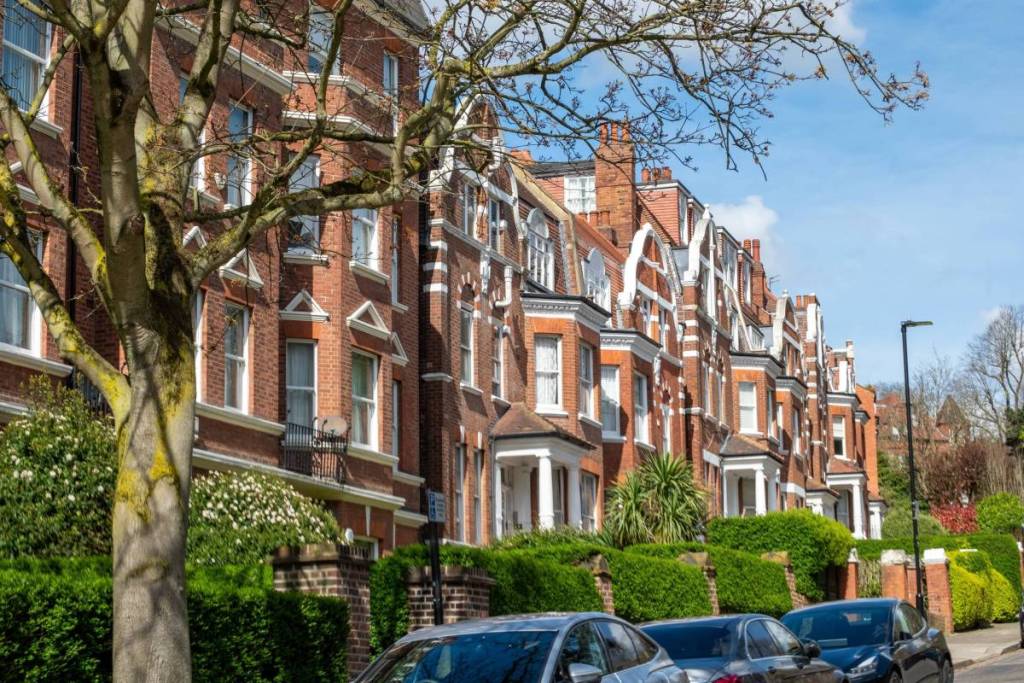 Londen – Grote woonhuizen van rode baksteen in NW6 West Hampstead, Camden