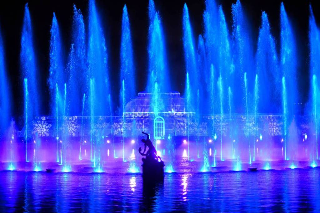Nel 1848, Kew Gardens inaugurò una serra vittoriana che il mondo non aveva mai visto prima; prima della sua chiusura per un importante restauro, fa da sfondo al gran finale del più grande percorso di luci natalizie del Regno Unito