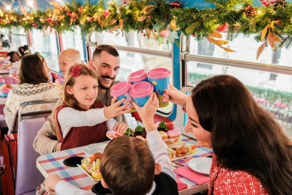 Da Halloween a Natale: questi imperdibili tour in autobus con tè pomeridiano a Londra sono la delizia perfetta per le feste per i bambini