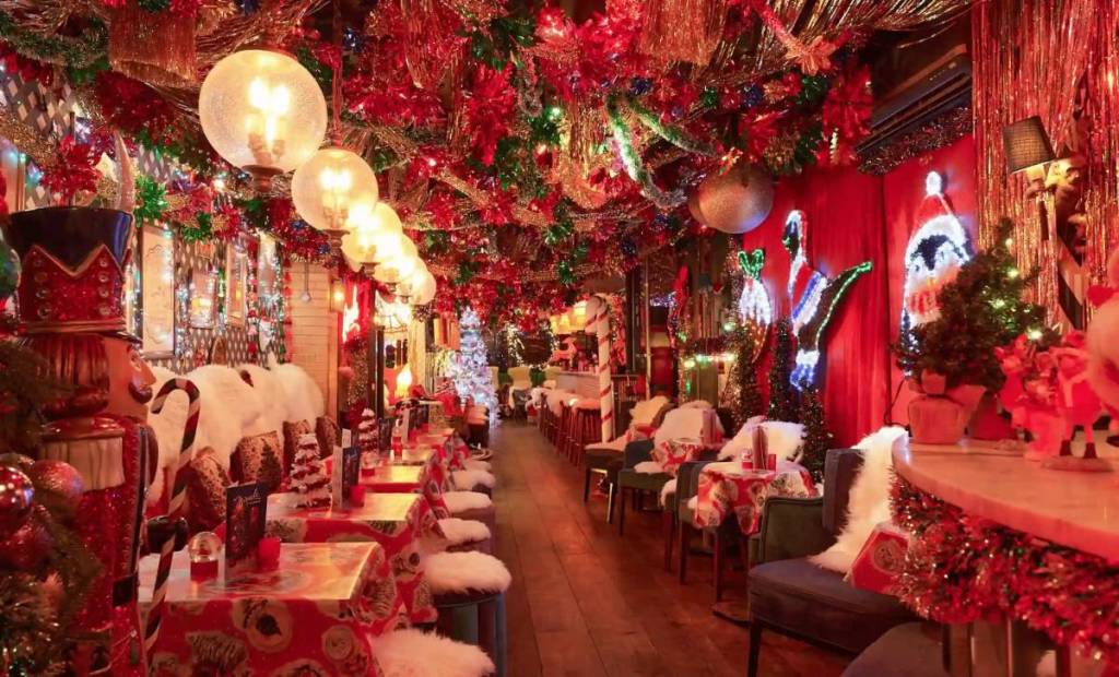 tavoli in un locale natalizio decorato con grande cura