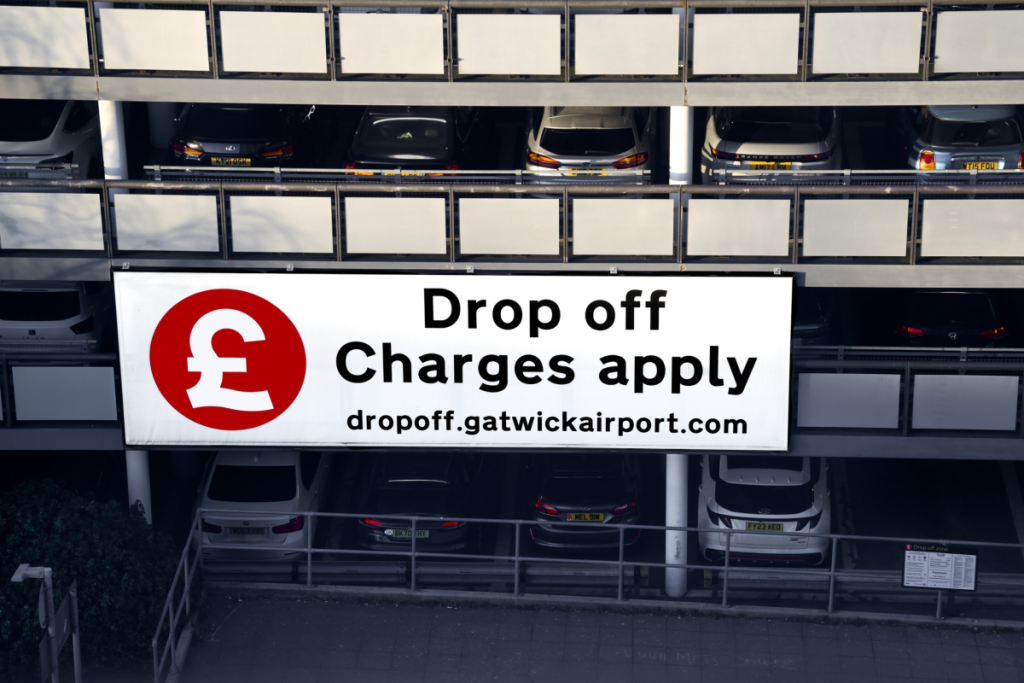 Een bord met parkeertarieven aan een parkeergarage op Gatwick Airport
