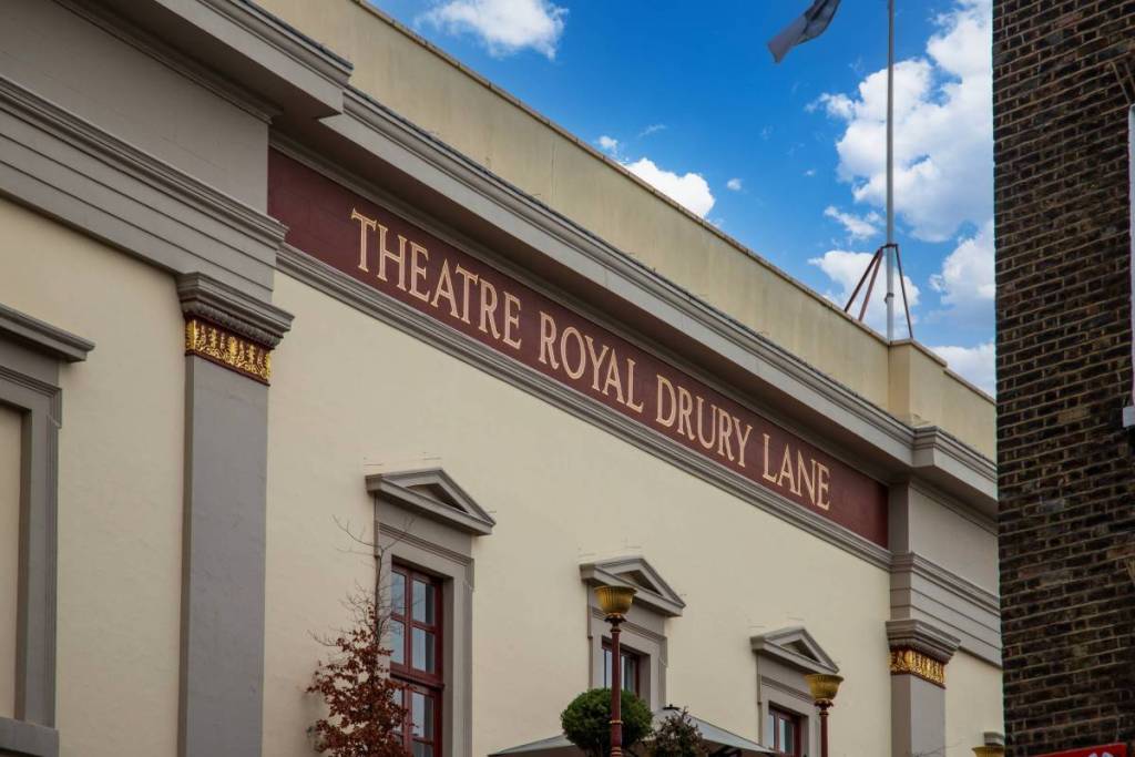 A fachada do Theatre Royal Drury Lane sob um céu azul brilhante