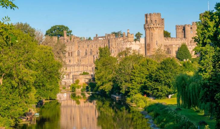 Nel 1564, William Shakespeare vide la luce in una cittadina dedita al commercio della lana; 462 anni dopo, puoi esplorare la sua casa d’infanzia, conservata intatta, e una fortezza medievale dalla storia cruda, con questa gita di un giorno da Londra