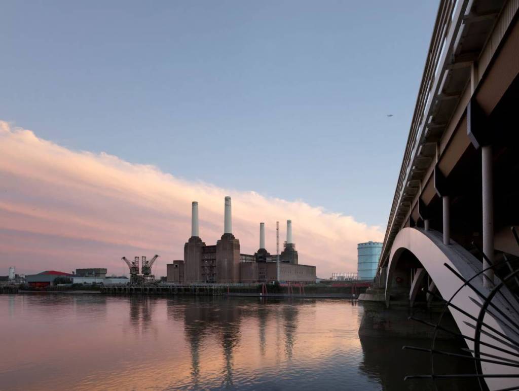 una ripresa da lontano della Battersea Power Station durante i lavori di costruzione