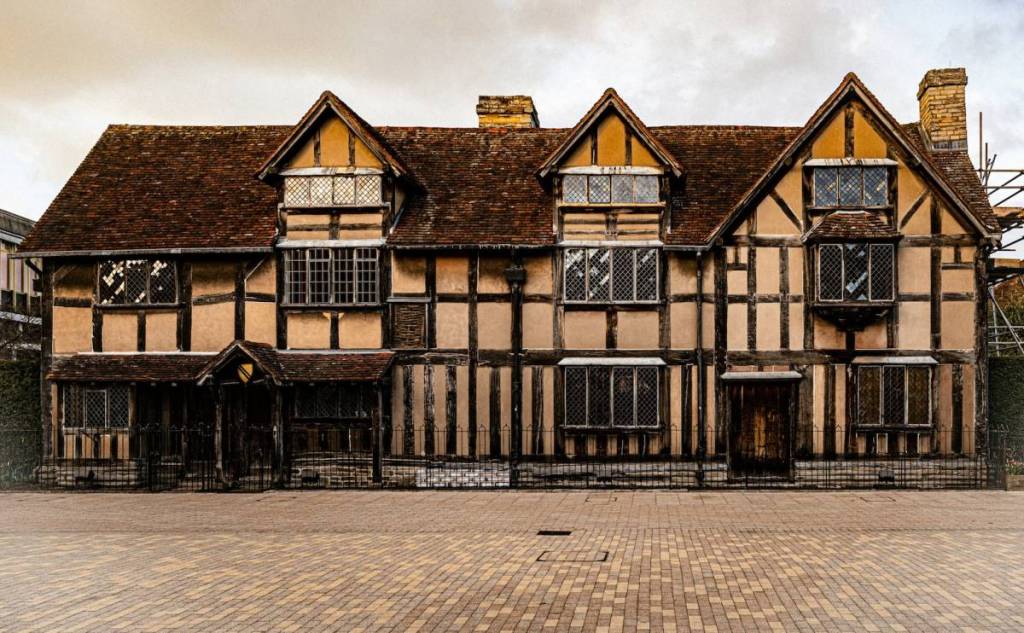 die Außenfassade von Shakespeares Geburtshaus, einem Fachwerkhaus aus dem 16. Jahrhundert in Stratford-upon-Avon, zu erklimmen