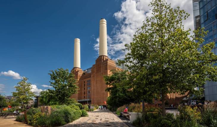 97 anni fa sono iniziati i lavori di costruzione dell’iconica Battersea Power Station di Londra: quasi un secolo dopo, questo monumento classificato di Grado II* ha accolto oltre 50 milioni di visitatori dopo essere stato aperto al pubblico per meno di 4 anni