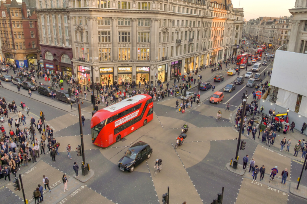Auto e autobus che attraversano un incrocio trafficato su Oxford Street