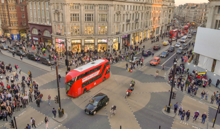 Un lungo tratto di Oxford Street chiuderà al traffico di tutti i veicoli alla fine di questa settimana e molte delle principali linee di autobus londinesi subiranno deviazioni nei prossimi giorni: ecco cosa devi sapere