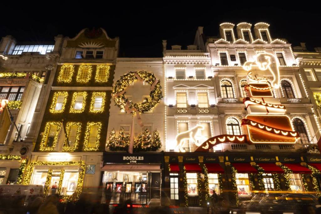 las coloridas fachadas navideñas de las tiendas de lujo a lo largo de Bond Street