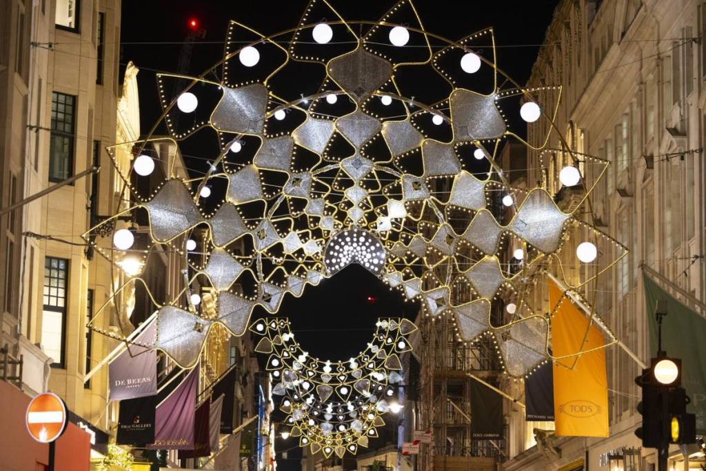 una decoración navideña inspirada en una «joya de la corona» que flotará sobre Bond Street