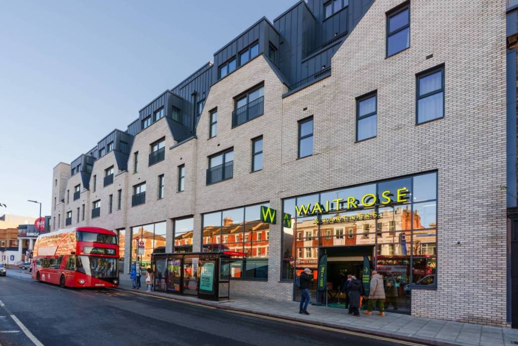 La fachada de la nueva tienda Waitrose en Cricklewood