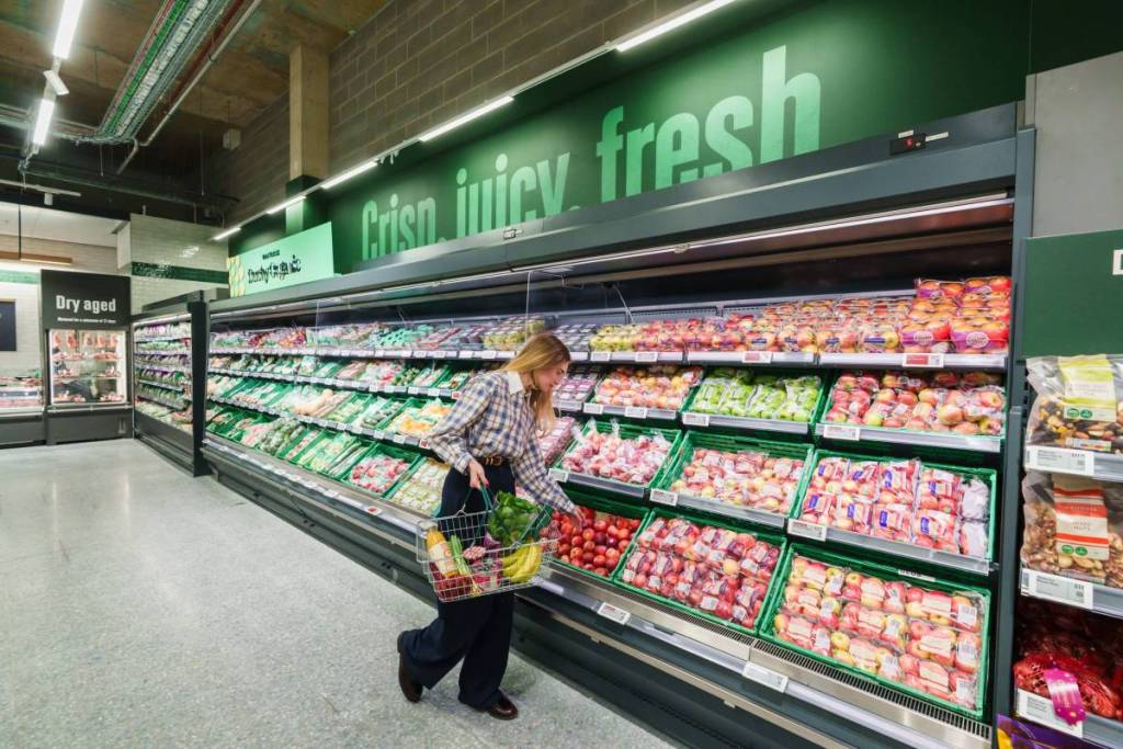 Alguien echando un vistazo a la fruta y verdura fresca en un supermercado