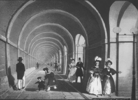 Ilustração a preto e branco de pessoas bem vestidas a passear por uma longa passagem subterrânea em arco, iluminada por lâmpadas a gás