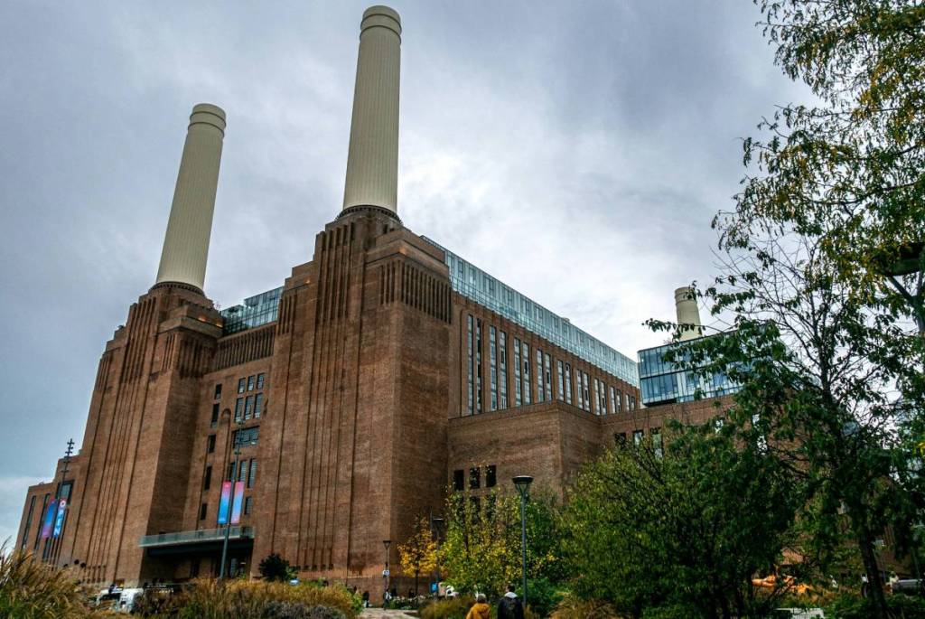 la fachada de la central eléctrica de Battersea con árboles en primer plano