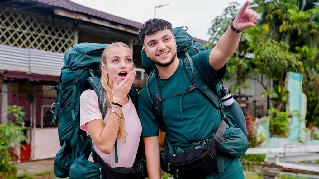 Prinzessin Andre schnappt nach Luft und Junior Andre zeigt auf etwas außerhalb des Bildes in „Race Across the World“