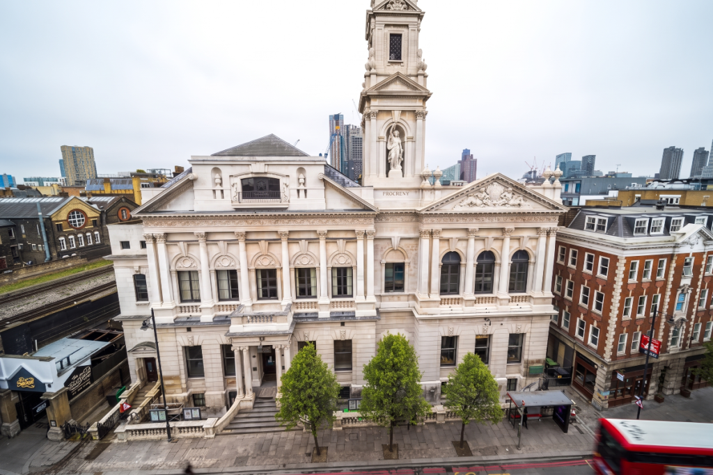 L'extérieur de la mairie de Shoreditch, dans l'East End de Londres
