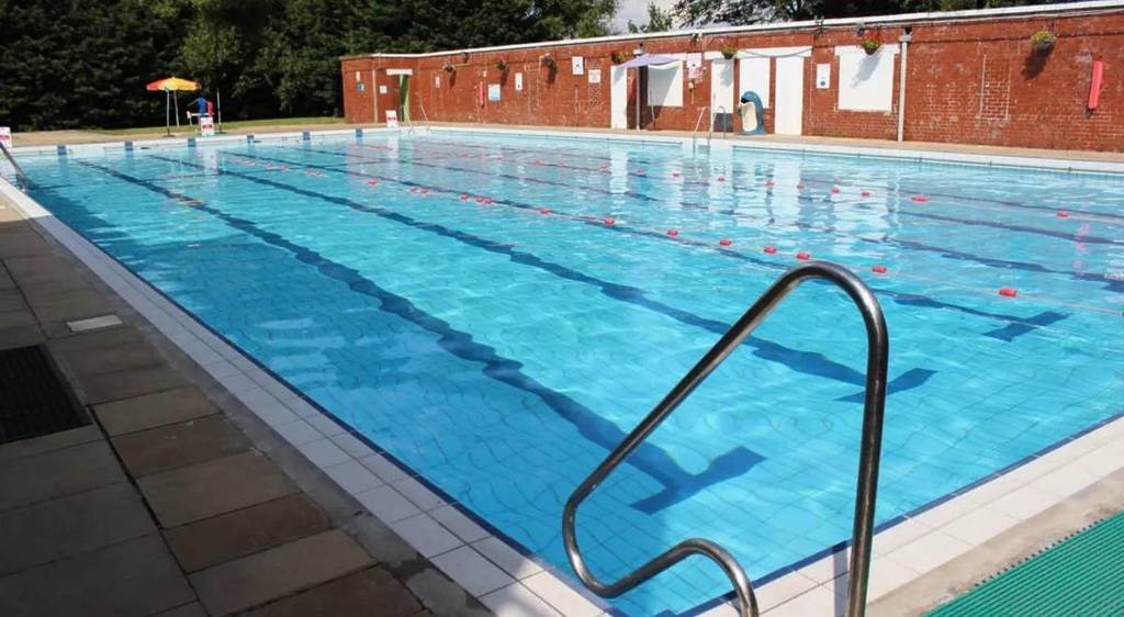 outdoor pools near liverpool