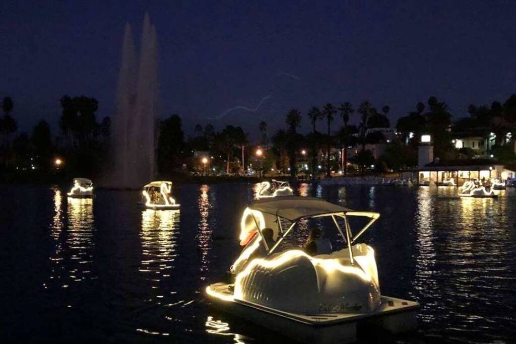 Barcos cisne en Los Ángeles por la noche