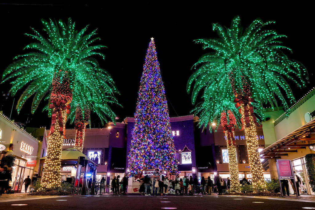 Weihnachtsbeleuchtung in den Citadel Outlets in Los Angeles