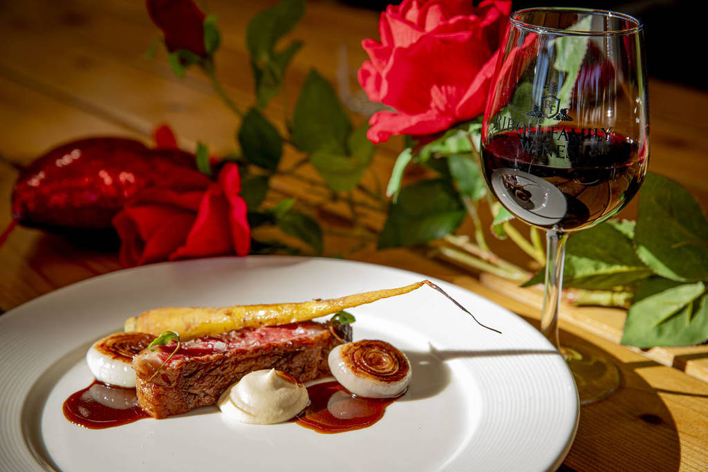 Esstisch im The 1917 mit einer Rose zum Valentinstag, einem Teller mit Essen und Wein