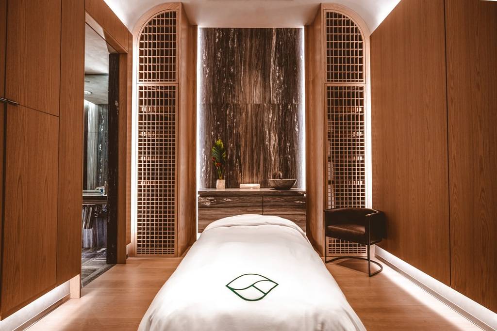 Eine Massageliege in einem Behandlungsraum mit stimmungsvoller Beleuchtung.