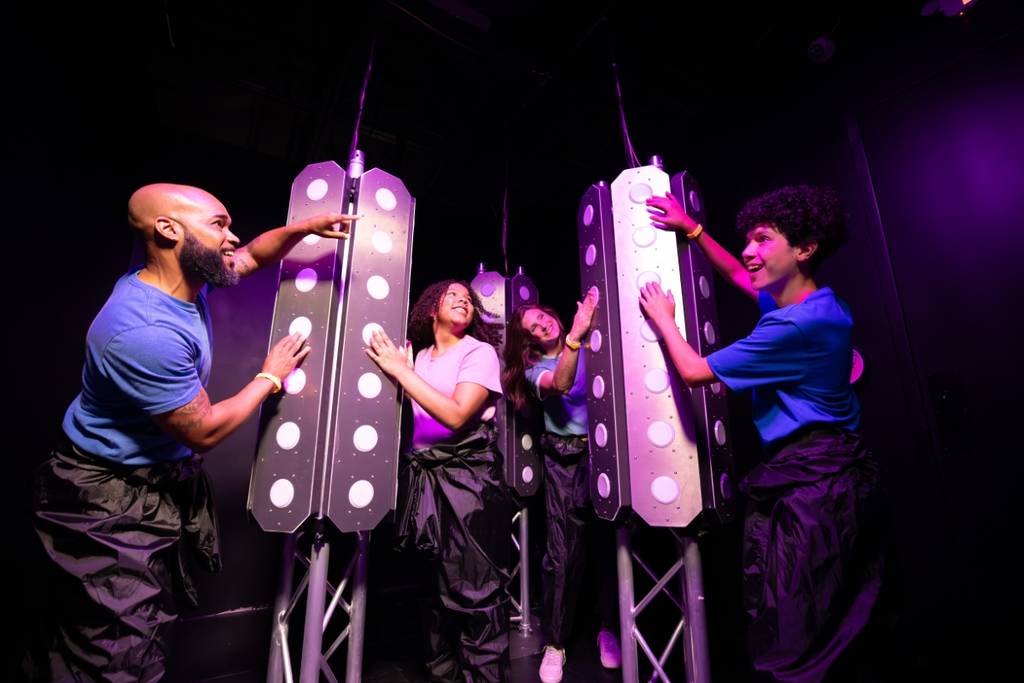 Des amis relèvent des défis chez Glow or Go