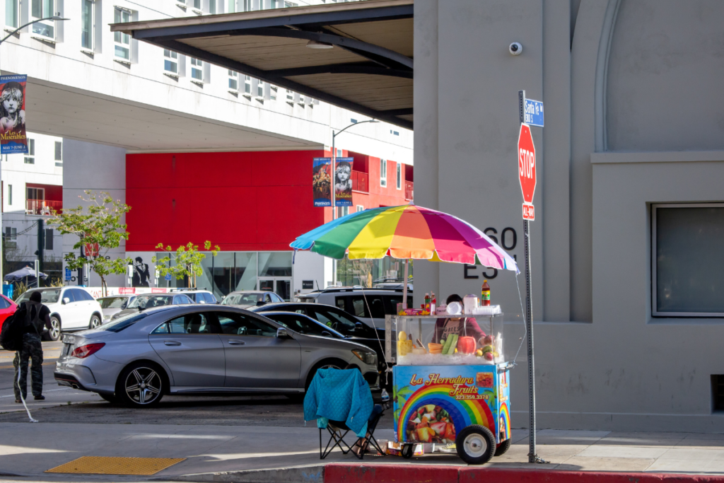 Straßenverkäufer, der in Los Angeles Obst verkauft
