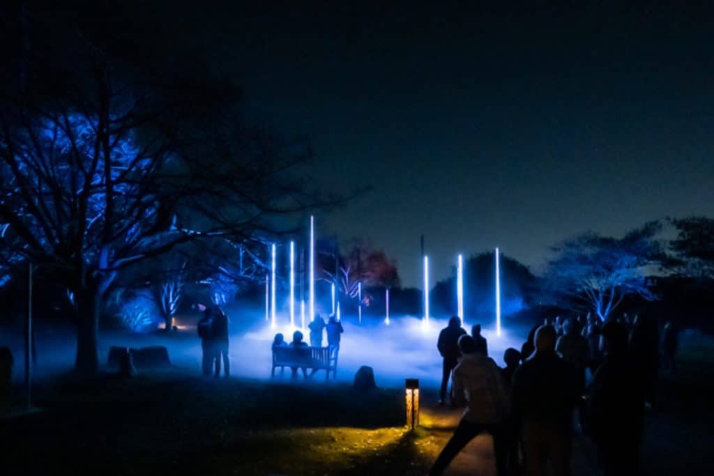 Les gens admirent les superbes lumières d'Astra Lumina