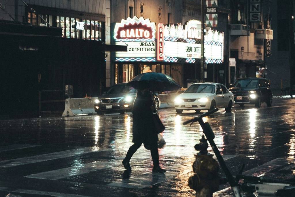 Eine dunkle Nacht voller Regen in der Innenstadt von Los Angeles