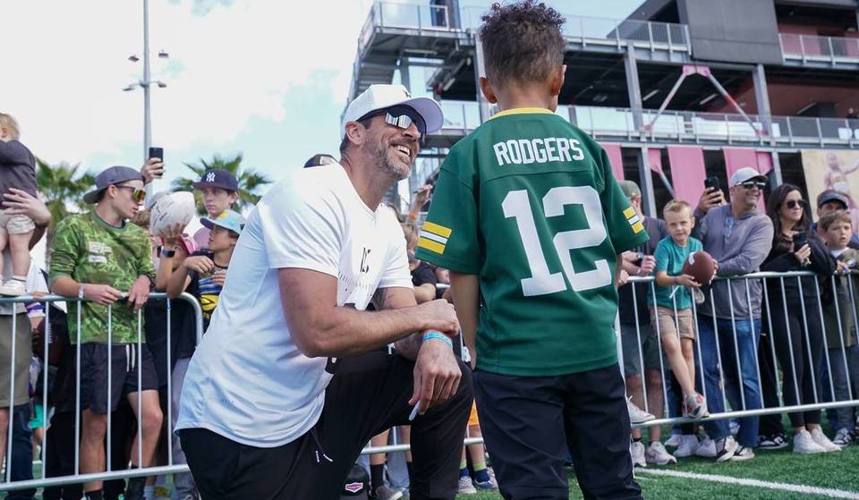 Vea a los quarterbacks de la NFL y a los famosos en acción en el Torneo Benéfico de Fútbol Flag RX3 del Condado de Orange la próxima primavera