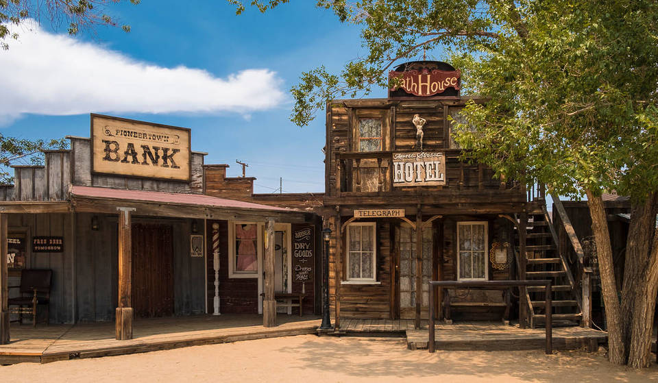 Ce décor de western hollywoodien des années 1940 est aujourd&rsquo;hui une vraie ville dans le désert californien qui compte 600 habitants — et la visite est gratuite.