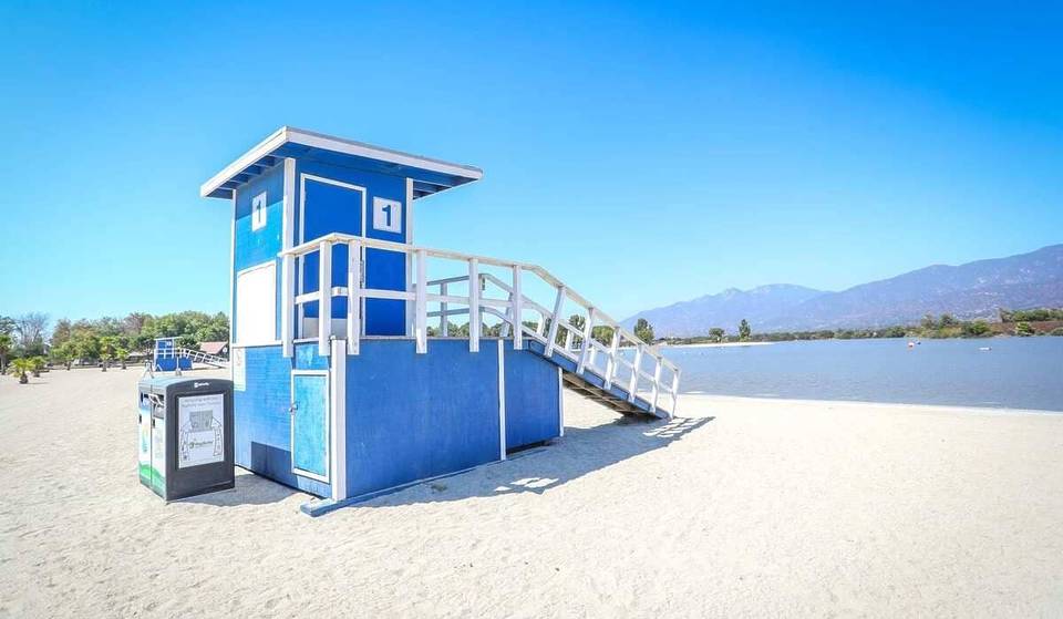 Dieser oft übersehene, 70 Hektar große See in den Ausläufern der San Gabriel Mountains öffnet an diesem Wochenende seinen Sandstrand wieder – und das nur 30 Minuten von DTLA entfernt