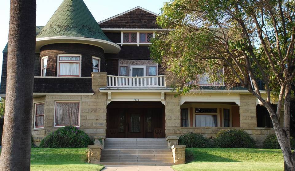 The Shortest Street In L.A. Is Just 13 feet Long And Paved With Bricks — It Overlooks A 1903 Victorian House