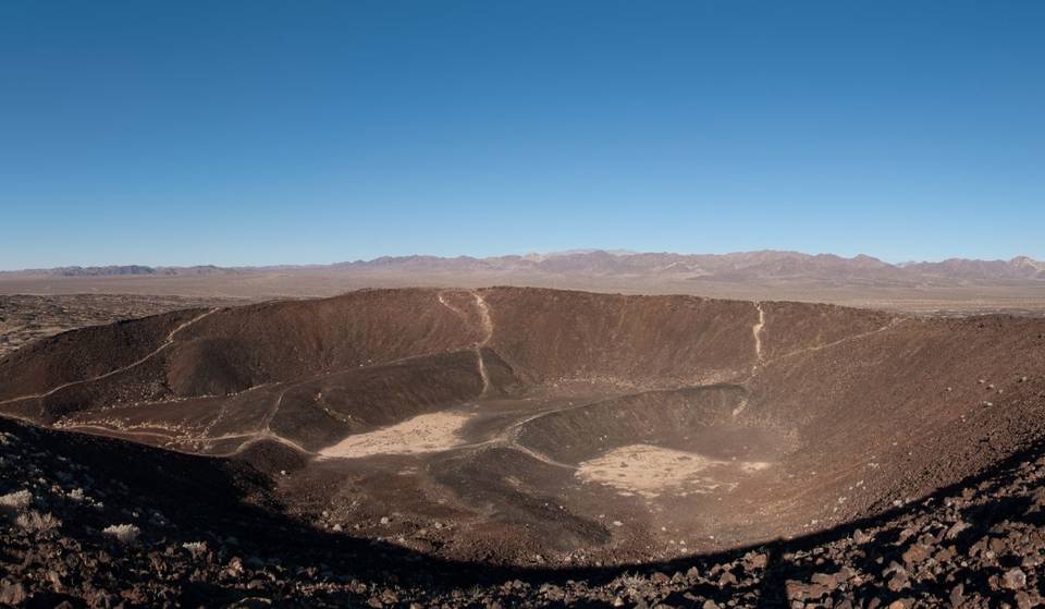 Ce volcan dormant de 250 pieds de haut situé dans une ville fantôme du désert près de Los Angeles est parfait pour une randonnée sur Mars.